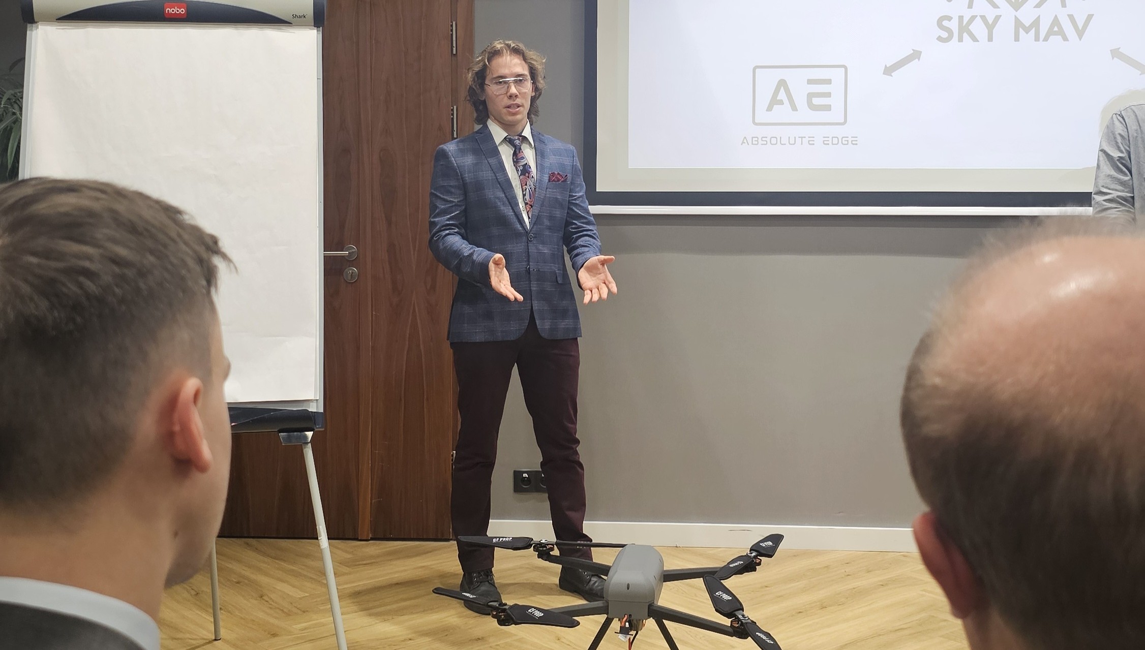 SkyMav team member presenting the SkyHover project during a lecture